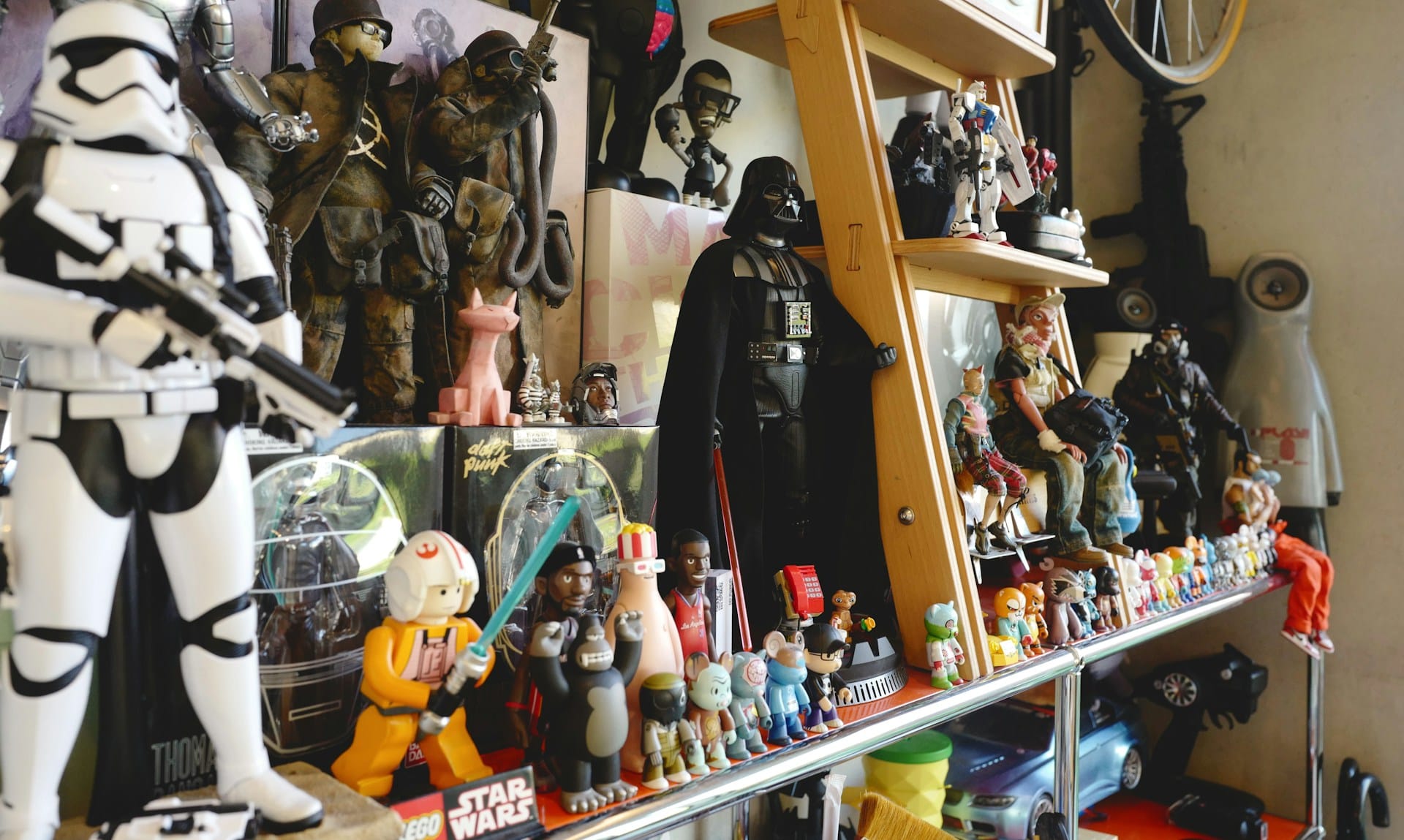 Figurines & Collectibles