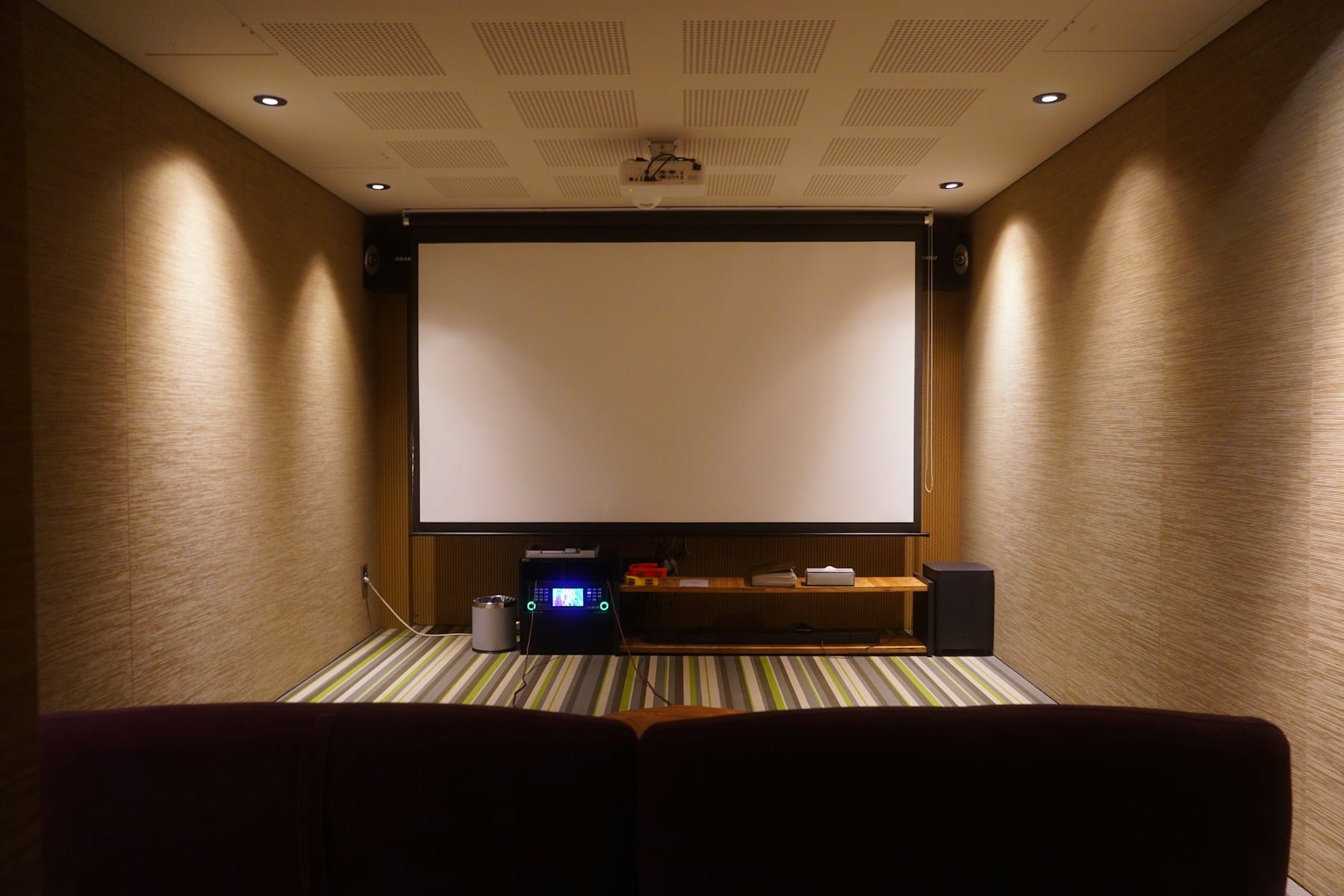 Projectors & Screens
